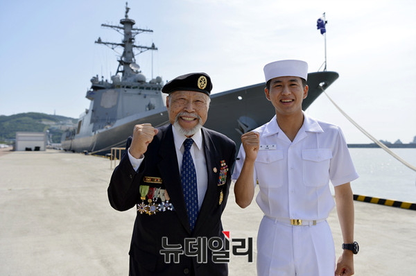 ▲ 최영섭 한국해양소년단 고문과 그의 해군 손자.ⓒ해군