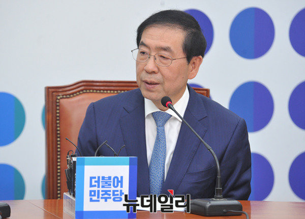 ▲ 더불어민주당 소속인 박원순 서울시장. 그는 '구의역 스크린도어 사건'에 대해 안전관리 컨트롤타워 역할을 잘 해내지 못했다는 비판을 받고 있다. ⓒ뉴데일리 이종현 기자