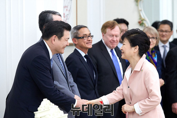 ▲ 박근혜 대통령이 28일 오후 청와대 무궁화실에서 북한인권 현인그룹을 접견하고 있다. ⓒ뉴데일리