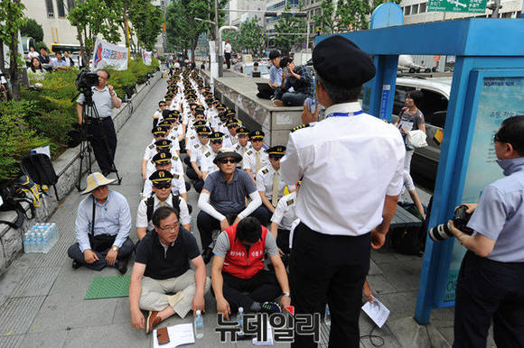 ▲ 대한항공 조종사노조들이 서소문 대한항공빌딩 앞에서 시위를 벌이고 있다.ⓒ뉴데일리