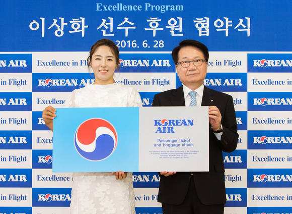 ▲ 지창훈 대한항공 사장(오른쪽)과 이상화 선수(왼쪽)가 기념 촬영을 하고 있는 모습.ⓒ대한항공