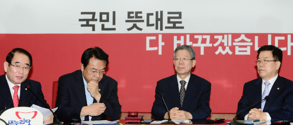 ▲ 새누리당 박명재 신임 사무총장(사진 왼쪽)이 29일 오전 서울 여의도 당사에서 열린 비상대책위원회의에서 국회의원의 친인척 보좌진 채용과 관련한 모두발언을 하고 있다. ⓒ뉴시스 사진DB