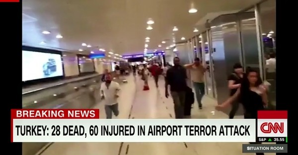 28일(현지시간) 터키 이스탄불 아타튀르크 국제공항에서 연쇄 자살 폭탄테러가 발생해 최소 50명이 사망한 것으로 알려졌다. 사진은 폭발 발생 후 공항에 있던 시민들이 대피하는 모습.ⓒCNN 중계영상 캡쳐.