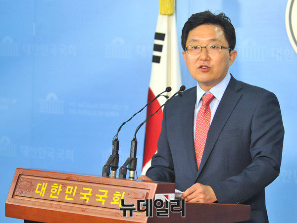 ▲ 새누리당 김용태 의원이 29일 SBS라디오에 출연해 차기 대선과 전당대회, 지도체제 개편안 등에 관한 입장을 밝혔다. 사진은 지난 27일 국회에서 기자회견을 열고 오는 8·9 전당대회에서 당권 도전 의사를 밝히고 있는 김용태 의원의 모습. ⓒ뉴데일리 이종현 기자