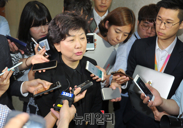 ▲ 박인숙 새누리당 의원이 29일 오전 국회 정론관에서 기자회견을 열고 친인척 채용 논란에 대해 사과의 입장을 밝히고 있다.ⓒ이종현 기자