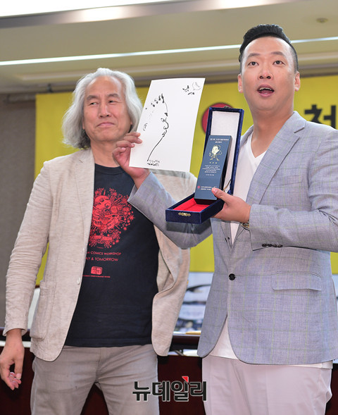 ▲ 홍보대사 위촉패를 든 박준형과 박재동 위원장  ⓒ뉴데일리 정상윤