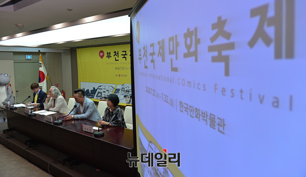 ▲ 홍보대사 위촉패를 든 박준형과 박재동 위원장  ⓒ뉴데일리 정상윤