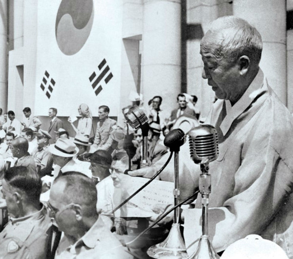 대한민국을 건국한 이승만 초대 대통령이 건국기념식에서 연설하고 있다.(1948.8.15. 중앙청)