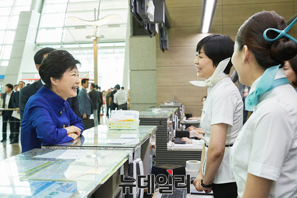 박근혜 대통령이 29일 시간선택제 일자리 모범기업 에어코리아를 방문해 근로자들과 대화를 나누고 있다. ⓒ뉴데일리