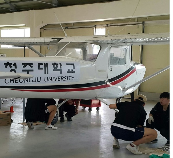 ▲ 청주대 항공기계공학과 학생들이 항공정비실습실에서 기체를 정비하고 있다.ⓒ청주대