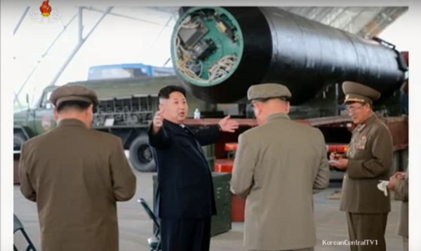 ▲ 북한이 지난 22일 무수단 중거리 탄도 미사일(화성-10호) 시험 발사 당시 상황을 중계한 영상으로 김정은이 북한군 관계자들에게 지시를 하고 있다.ⓒ北선전매체 화면캡쳐