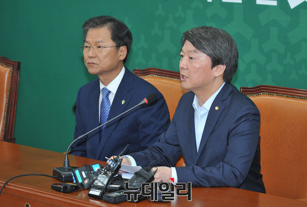 ▲ 국민의당 안철수·천정배 공동대표가 29일 국회 당대표 회의실에서 기자회견을 열고 대표직 사퇴의사를 밝혔다. ⓒ뉴데일리 이종현 기자