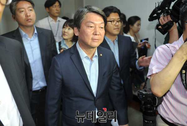▲ 국민의당 안철수 상임공동대표가 29일 대표직 사퇴 기자회견 이후 회의실을 나와 걸어가고 있다. ⓒ뉴데일리 이종현 기자