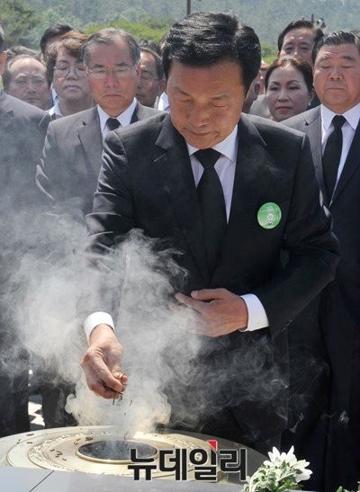 ▲ 국민의당 안철수 상임공동대표가 29일 사퇴하면서 더불어민주당 손학규 전 상임고문의 영입설이 힘을 얻고 있다. 사진은 지난 5·18민주화 기념행사서 손학규 전 고문이 분향하는 모습. ⓒ뉴데일리 이종현 기자