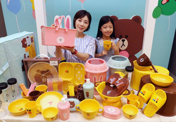 ▲ 29일 오전 서울 한강로 이마트 용산점에서 모델들이 이마트에서 출시한 라인프렌즈 케릭터 상품들을 선보이고 있다. ⓒ이마트