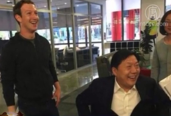 ▲ 중국의 '인터넷 차르'라고 불리는 루웨이(魯煒.56) 中'국가 인터넷 정보 판공실' 주임이 지난 29일 사임하고 후임자로 쉬린(徐麟.53) 부주임이 임명됐다. 사진은 지난 2014년 페이스북 최고경영자 저커버그와 만난 루웨이 주임(오른쪽)의 모습.ⓒ中위성 방송사 'NTDTV' 중계영상 캡쳐