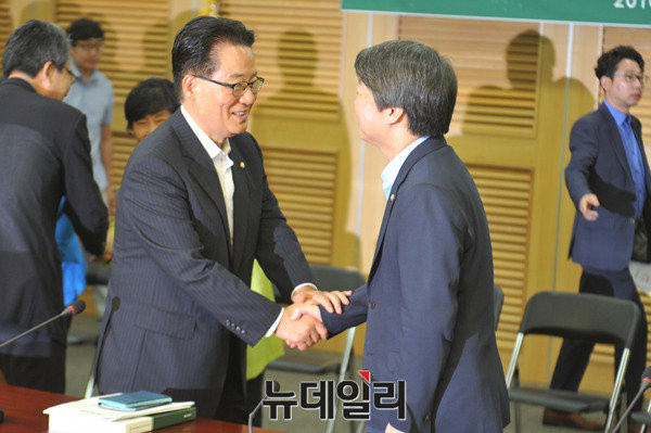 ▲ 30일 열린 국민의당 의원총회에서 안철수 전 대표와 박지원 비대위원장이 악수를 나누고 있다. ⓒ뉴데일리 이종현 기자