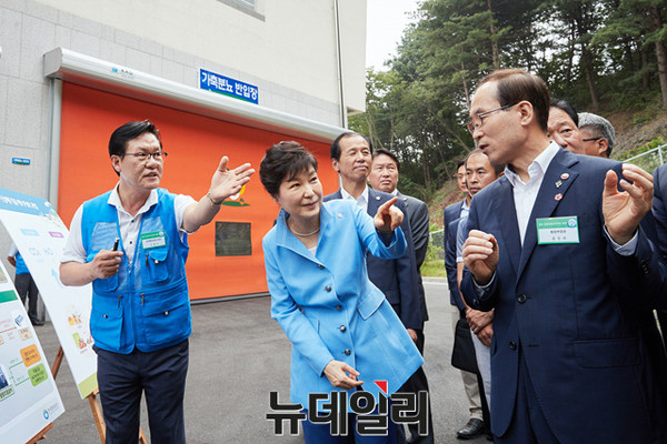 박근혜 대통령이 30일 강원도 홍천의 친환경에너지타운을 방문해 시설에 대한 설명을 듣고 있다. ⓒ뉴데일리