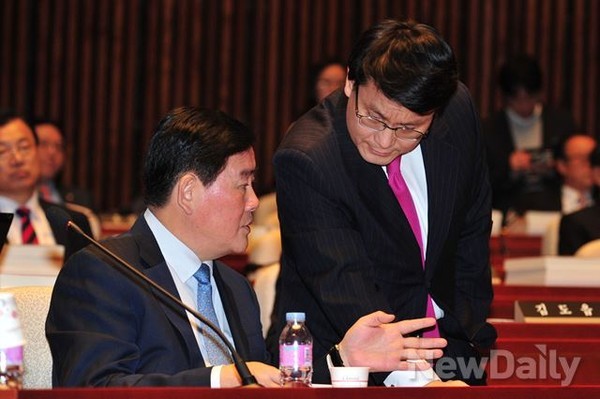 새누리당 최경환 의원과 윤상현 의원이 대화를 나누고 있다(자료사진). ⓒ뉴데일리 이종현 기자