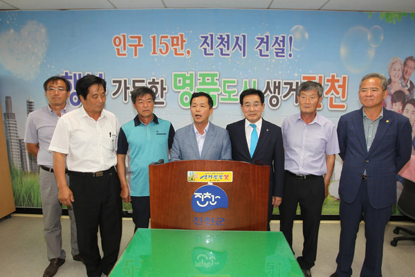 ▲ 송기섭 진천군수와 이종명 농어촌공사 진천지사장이 30일 진천군 이장단연합회, 농업인단체협의회 등이 참석한 가운데 ‘진천군 농업·농촌 발전을 위한 협약식’을 가졌다.ⓒ진천군