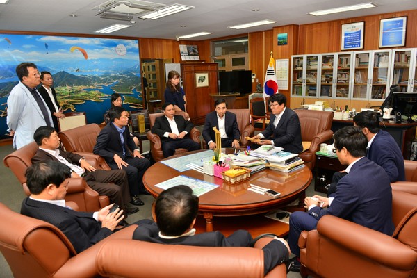 ▲ 제천시가 29일 베트남 닌빈성長 일행을 반갑게 맞이했다.ⓒ제천시