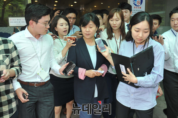 ▲ 친인척 보좌진 채용 구설수로 당무감사를 받고있는 더불어민주당 서영교(가운데) 의원이 30일 오후 국회 정론관에서 기자회견 갖고 회견장을 떠나고 있다. ⓒ뉴데일리 이종현 기자