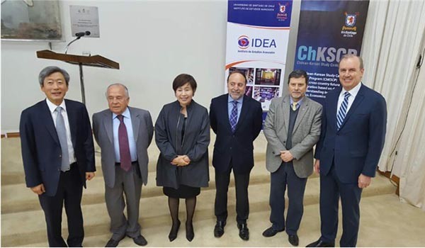 ▲ 칠레 산티아고大 한국학 센터 주최 행사에 참석한 사람들. 왼쪽부터 유지은 駐칠레 대사, 살디바르 칠레 상원의원, 이애란 박사, 로스 산티아고大 한국학 센터장. ⓒ자유통일문화원 제공