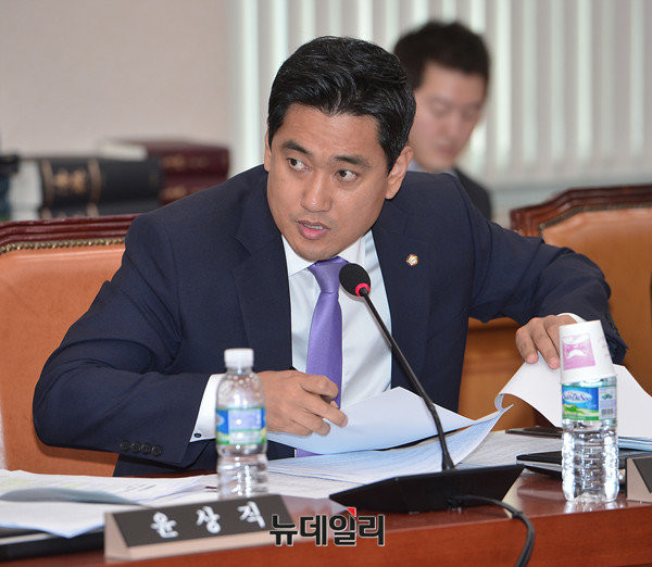 ▲ 30일 오전 국회에서 열린 법제사법위원회(법사위) 전체회의에서 새누리당 오신환 의원이 질의하고 있다. 오신환 의원은 이날 본지와 통화에서 청년최고위원 출마 여부와 지도체제 개편안에 관한 본인의 입장을 밝혔다. ⓒ뉴데일리 정상윤 기자