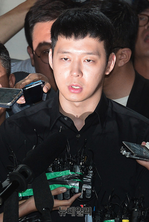 ▲ 성폭행 혐의로 피소된 JYJ의 박유천이 30일 오후 6시 28분께 강남경찰서에 피의자 신분으로 출석했다. 이날 박유천은 검은셔츠에 검은바지 차림으로 등장했다. 두 손을 모은 박유천은 기자들의 질문에 짧게 답한 후 고개를 숙이고 곧 바로 엘리베이터를 탔다.  ⓒ 정상윤 기자