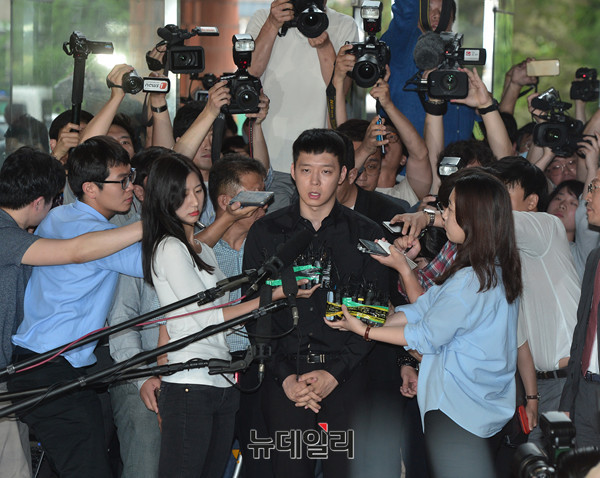 ▲ 성폭행 혐의로 피소된 JYJ의 박유천이 30일 오후 6시 28분께 강남경찰서에 피의자 신분으로 출석했다. 이날 박유천은 검은셔츠에 검은바지 차림으로 등장했다. 두 손을 모은 박유천은 기자들의 질문에 짧게 답한 후 고개를 숙이고 곧 바로 엘리베이터를 탔다.  ⓒ 정상윤 기자