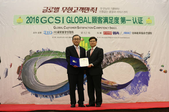 ▲ 박영준 글로벌경영협회 회장(왼쪽)과 채종훈 대한항공 중국지역본부장(오른쪽)이 수상 후 기념촬영을 하고 있다. ⓒ대한항공