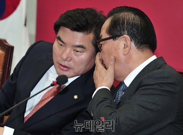 ▲ 새누리당 서청원 최고위원과 당연직 최고위원인 원유철 원내대표가 새누리당 최고위원회의 도중 귀엣말을 나누고 있다(자료사진). ⓒ뉴데일리 이종현 기자