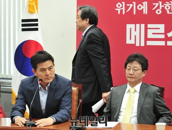 ▲ 새누리당 김태호 최고위원이 최고위원회의 공개 발언을 통해 면전에서 당연직 최고위원인 유승민 원내대표의 사퇴를 촉구하자, 김무성 대표최고위원이 회의 종료를 선언한 뒤 퇴장하고 있다(자료사진). ⓒ뉴데일리 이종현 기자