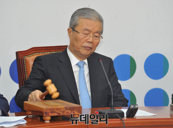 ▲ 1일 비상대책위 회의를 주재하고 있는 더불어민주당 김종인 대표.ⓒ이종현 기자