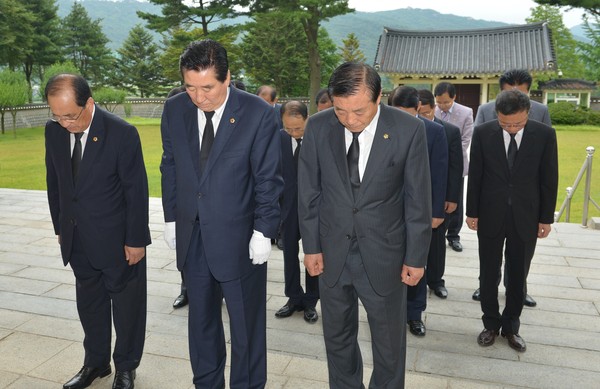 ▲ 윤석우 의장 등 충남도의회 의장단이 충의사를 방문, 호국영렬 등의 넋을 기리고 있다.ⓒ충남도의회