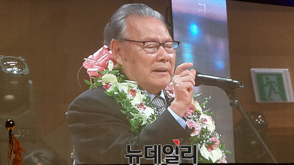 ▲ 1일 청주시민의 날을 맞아 명예 청주시민이 된 이어령 이사장이 인사말을 하고 있다.ⓒ김종혁 기자