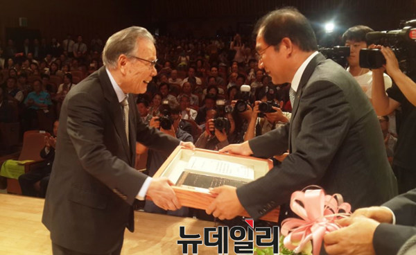 ▲ 이어령 전 문화부 장관(왼쪽)이 1일 청주아트홀에서 이승훈 청주시장으로부터 명예시민증을 받고 있다.ⓒ김종혁 기자