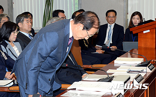 ▲ 이원종 대통령 비서실장이 1일 오전 서울 여의도 국회에서 열린 국회 운영위원회 전체회의에서 의원들에게 인사를 하고 있다. ⓒ뉴시스