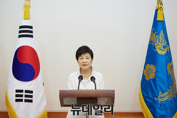 ▲ 박근혜 대통령이 1일 지방자치단체 현장에서 근무하는 일선 공직자들을 청와대로 초청해 오찬을 함께 하고 있다. ⓒ뉴데일리