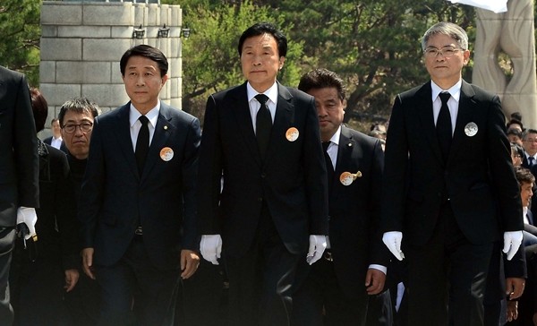 ▲ 국민의당이 본격적으로 손학규 전 상임고문 영입에 나섰으나 이에 응할지는 여전히 미지수란 관측이 나온다. 사진은 손학규(가운데) 전 더불어민주당 상임고문이 지난 4월19일 서울 국립 4.19민주묘지를 찾아 참배하고 있는 모습. ⓒ뉴시스 사진DB