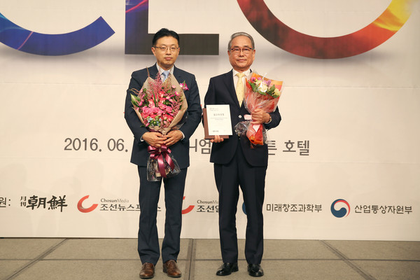 ▲ 사진은 한국영상대 유재원 총장이 황인태 심사위원장으로부터 상패를 받고 기념촬영하고 있다.ⓒ한국영상대