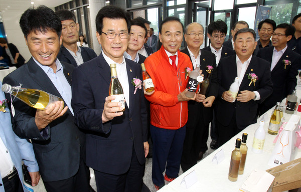 ▲ 1일 충북 괴산에서 개소한 유기농연구소에서 이시종 충북도지사와 참석자들이 유기농 제품을 관람하고 있다.ⓒ충북도