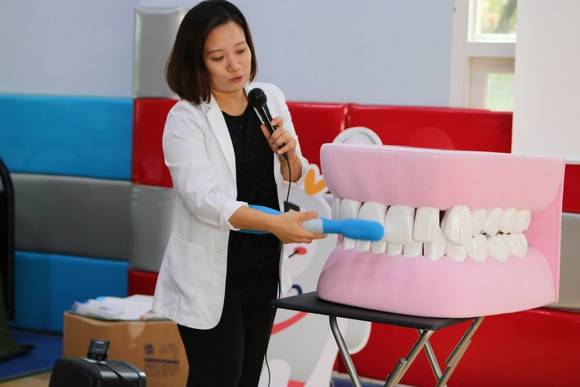 ▲ 지난 24일 아이꿈터어린이집에서 유디치과(용인수지점) 치위생사가 구강모형을 이용해 올바른 칫솔질 교육을 하고 있다. ⓒ유디치과