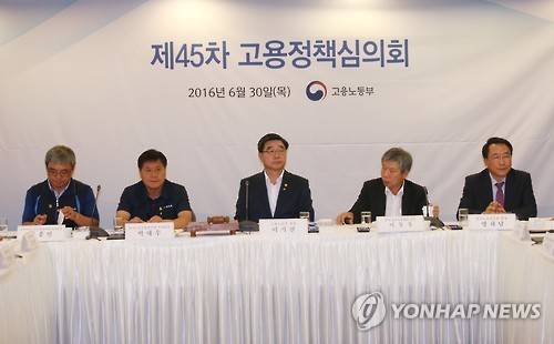 ▲ 30일 오전 서울 중구 프레스센터에서 제45차 고용정책심의회가 열리고 있다. 왼쪽부터 민주노총 김종인 부위원장, 한국노총 박대수 부위원장, 이기권 고용노동부 장관, 이동웅 한국경영자총협회 전무, 방하남 한국노동연구원장. ⓒ연합뉴스