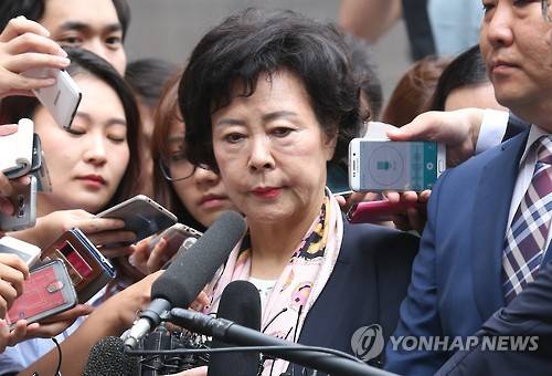 ▲ 네이처리퍼블릭 정운호 전 대표로부터 뒷돈을 받고 롯데면세점 입점 편의를 봐준 혐의를 받고 있는 신영자 롯데장학재단 이사장이 1일 검찰에 출석했다. ⓒ연합뉴스