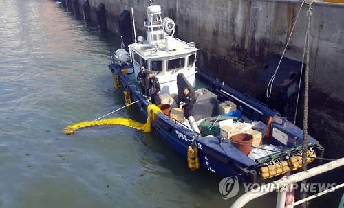 ▲ 선박 급유 중 기름이 유출돼 방재 중인 모습.ⓒ연합뉴스