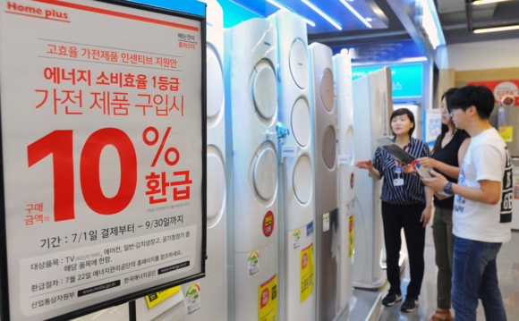 ▲ 1일 홈플러스 강서점에서 고객들이 가전을 고르는 모습 ⓒ홈플러스