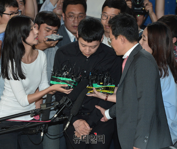 ▲ 성폭행 혐의로 피소된 JYJ의 박유천이 30일 오후 6시 28분께 강남경찰서에 피의자 신분으로 출석했다. 박유천은 이날 오전 10시 출석 예정이었지만 강남구청에서 사회복무요원으로 근무중인 것을 감안해 시간을 변경했다.  ⓒ 정상윤 기자