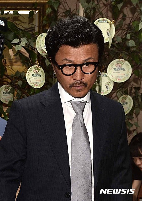 ▲ 성폭행 혐의로 피소된 JYJ의 박유천이 30일 오후 6시 28분께 강남경찰서에 피의자 신분으로 출석했다. 박유천은 이날 오전 10시 출석 예정이었지만 강남구청에서 사회복무요원으로 근무중인 것을 감안해 시간을 변경했다.  ⓒ 정상윤 기자