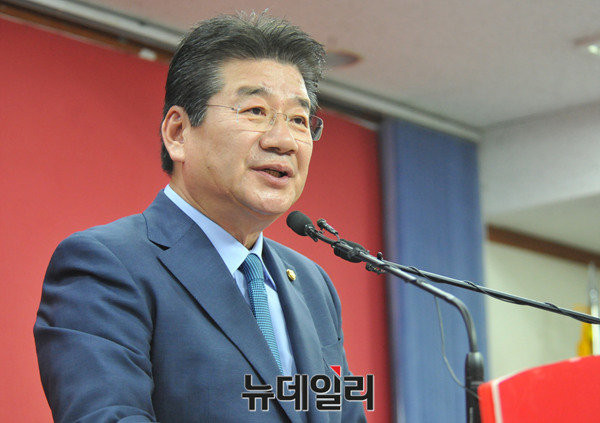 ▲ 새누리당 강석호 의원이 3일 오후 서울 여의도 당사에서 기자회견을 열고 최고위원 출마를 공식 선언하고 있다. ⓒ뉴데일리 이종현 기자